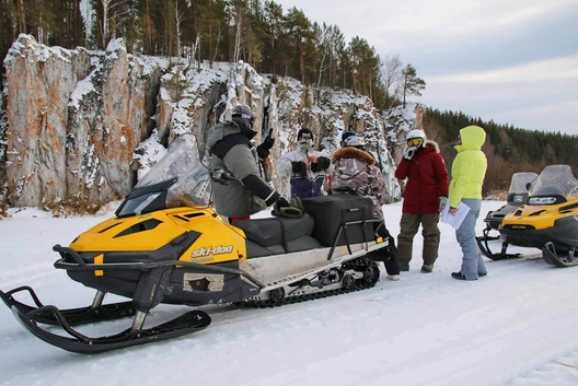 Туристический снегоход - самый популярный транспорт для зимнего туризма.