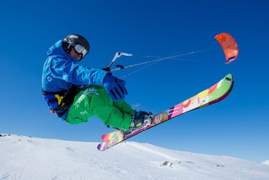 Сноукайтинг - смесь горнолыжного и парусного спорта.