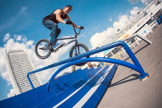 Соревнования по BMX, одному из самых зрелищных видов велоспорта.