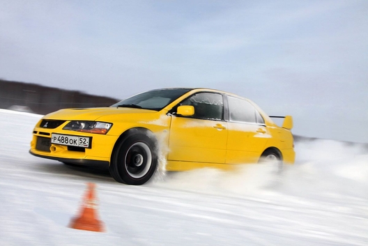 Автослалом как автоспорт Автослалом – динамичный и зрелищный автоспорт